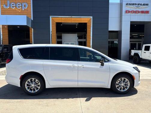 Bright White Clearcoat 2027 Chrysler Pacifica L