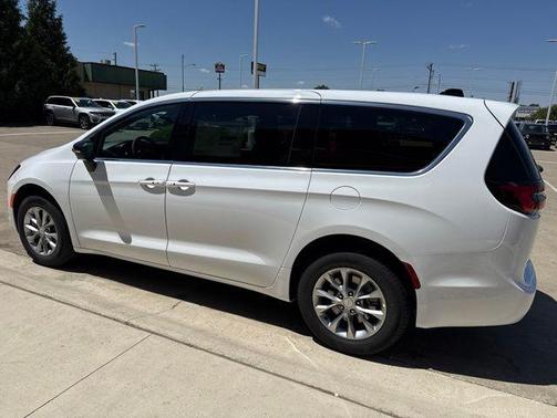 Bright White Clearcoat 2027 Chrysler Pacifica L