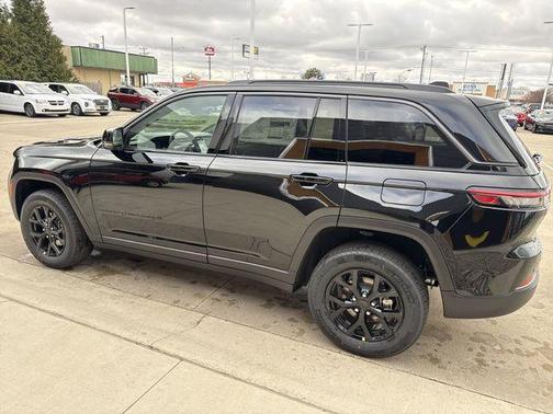Diamond Black Crystal Pearlcoat 2026 Jeep Grand Cherokee Altitude