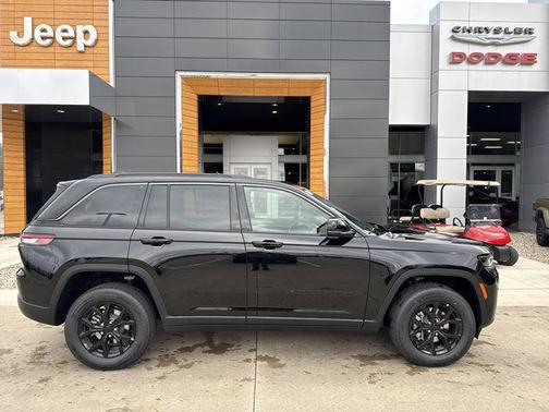 Diamond Black Crystal Pearlcoat 2026 Jeep Grand Cherokee Altitude