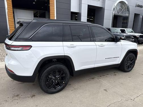 Bright White Clearcoat 2026 Jeep Grand Cherokee Altitude
