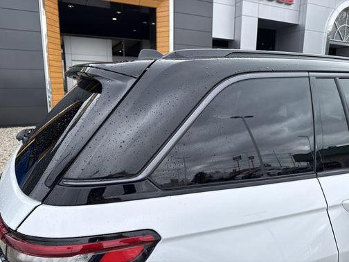 Bright White Clearcoat 2026 Jeep Grand Cherokee Altitude