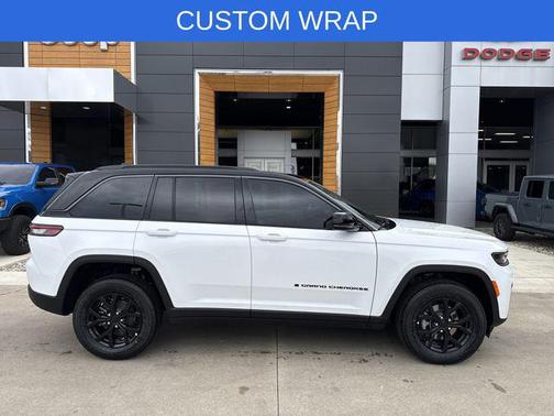 Bright White Clearcoat 2026 Jeep Grand Cherokee Altitude