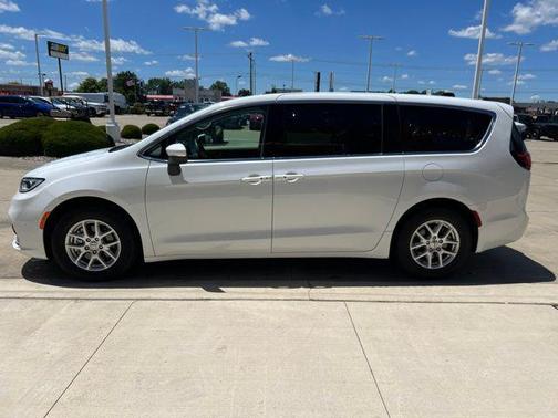 Bright White Clearcoat 2023 Chrysler Pacifica Touring L