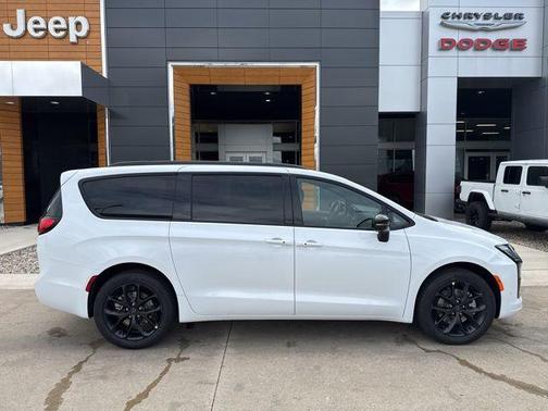 Bright White Clearcoat 2027 Chrysler Pacifica Limited