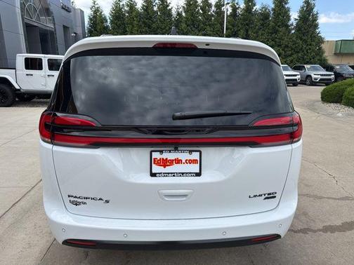 Bright White Clearcoat 2027 Chrysler Pacifica Limited