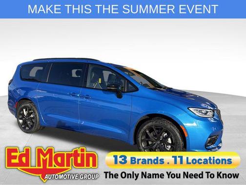 Hydro Blue Pearlcoat 2026 Chrysler Pacifica Limited