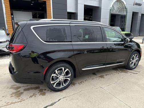2025 Chrysler Pacifica Pinnacle