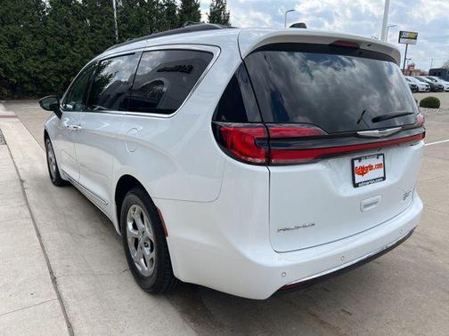 Bright White Clearcoat 2023 Chrysler Pacifica Limited