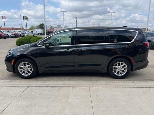 Brilliant Black Crystal Pearlcoat 2023 Chrysler Pacifica Touring L