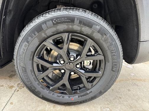 2026 Jeep Grand Cherokee Laredo Altitude