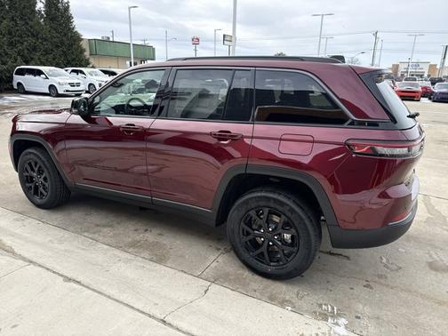 2026 Jeep Grand Cherokee Laredo Altitude
