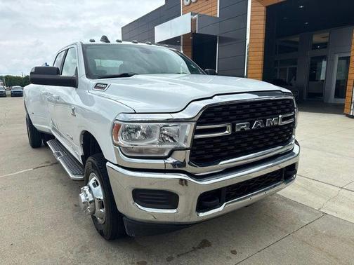 Bright White Clearcoat 2022 RAM 3500 Big Horn Crew Cab 4x4 8' Box