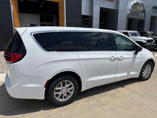 White 2027 Chrysler Pacifica L