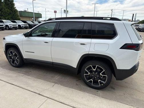 Bright White Clearcoat 2026 Jeep Cherokee Overland