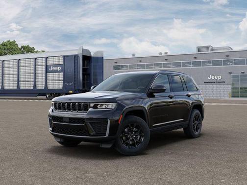 Diamond Black Crystal Pearlcoat 2026 Jeep Grand Cherokee Altitude