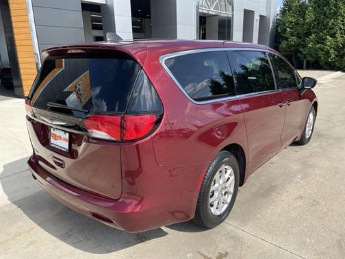 2023 Chrysler Voyager LX