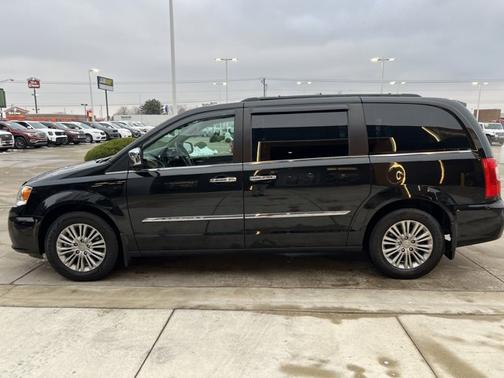 2016 Chrysler Town & Country Touring-L