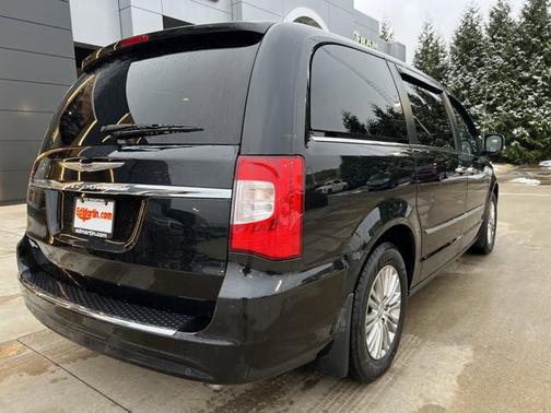 2016 Chrysler Town & Country Touring-L
