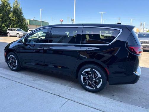 Diamond Black Crystal Pearlcoat 2027 Chrysler Pacifica Limited