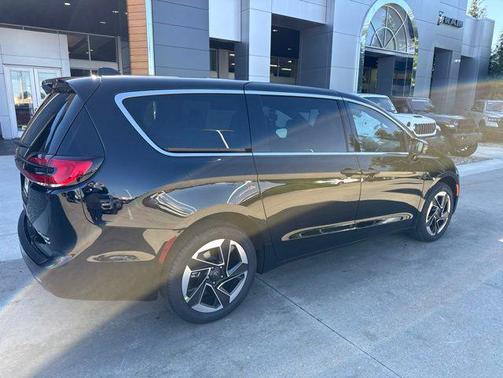 Diamond Black Crystal Pearlcoat 2027 Chrysler Pacifica Limited