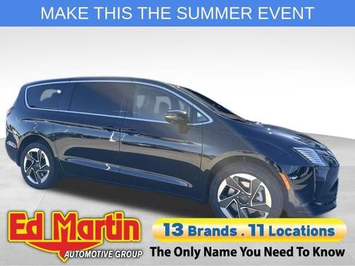 Diamond Black Crystal Pearlcoat 2027 Chrysler Pacifica Limited