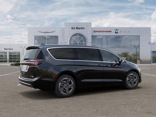 Diamond Black Crystal Pearlcoat 2027 Chrysler Pacifica Limited