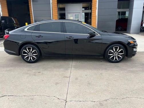 Mosaic Black Metallic 2022 Chevrolet Malibu FWD RS