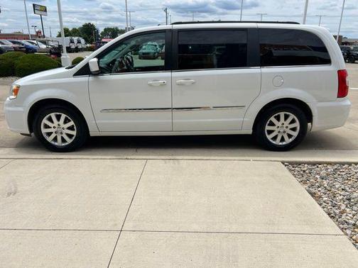 Bright White Clearcoat 2016 Chrysler Town & Country Touring