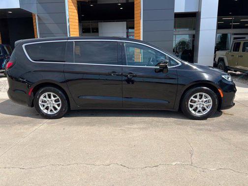 Diamond Black Crystal Pearlcoat 2025 Chrysler Pacifica L