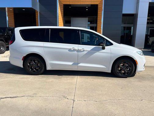 Bright White Clearcoat 2023 Chrysler Pacifica Hybrid Limited