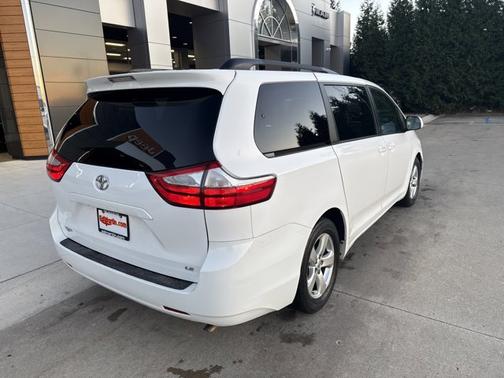 2016 Toyota Sienna LE