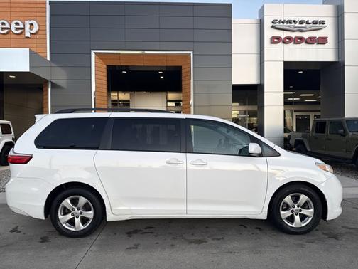 2016 Toyota Sienna LE