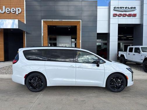 White 2027 Chrysler Pacifica Limited