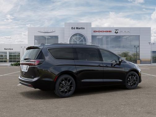 Diamond Black Crystal Pearlcoat 2027 Chrysler Pacifica Limited