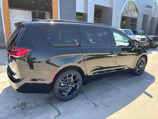 Diamond Black Crystal Pearlcoat 2027 Chrysler Pacifica Limited