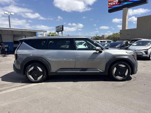 Pebble Gray 2024 Kia EV9 Light Long Range