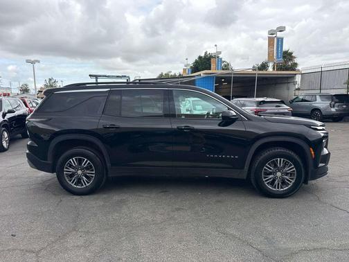 Mosaic Black Metallic 2024 Chevrolet Traverse LT