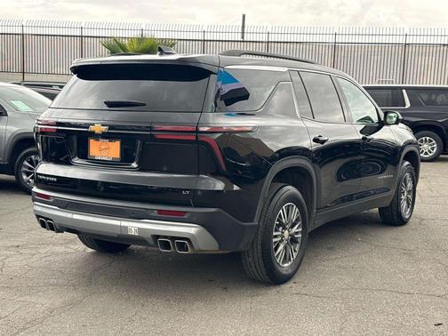 Mosaic Black Metallic 2024 Chevrolet Traverse LT