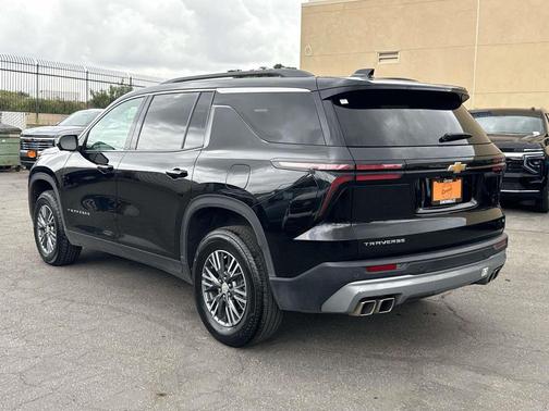 Mosaic Black Metallic 2024 Chevrolet Traverse LT