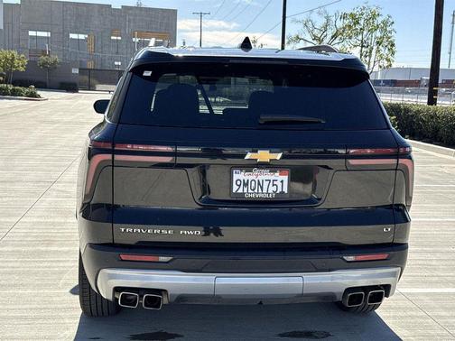 Mosaic Black Metallic 2024 Chevrolet Traverse LT