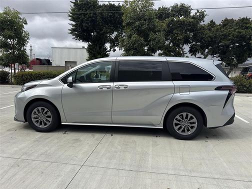 2023 Toyota Sienna LE