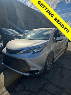 2023 Toyota Sienna LE