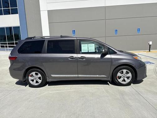 2020 Toyota Sienna LE