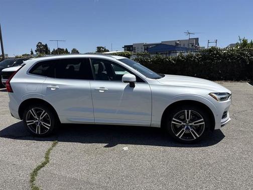 2019 Volvo XC60 Recharge Plug-In Hybrid T8 Momentum