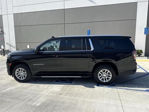 2024 Chevrolet Suburban LT