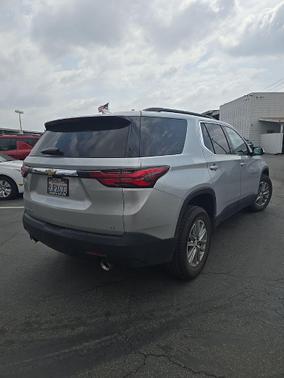 Silver Ice Metallic 2022 Chevrolet Traverse LT Cloth