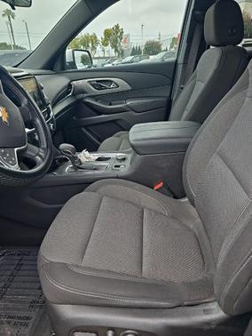 Silver Ice Metallic 2022 Chevrolet Traverse LT Cloth