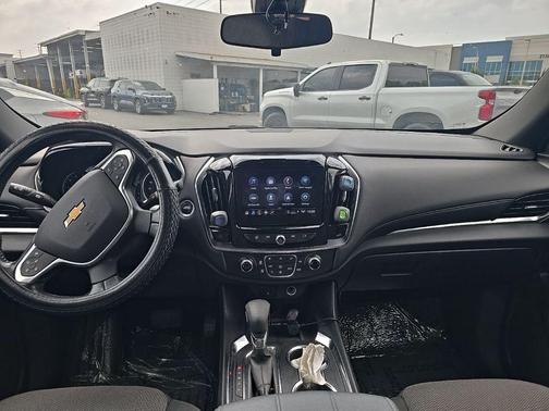 Silver Ice Metallic 2022 Chevrolet Traverse LT Cloth