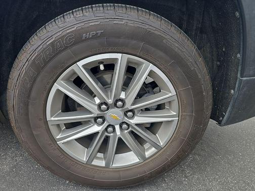 Silver Ice Metallic 2022 Chevrolet Traverse LT Cloth